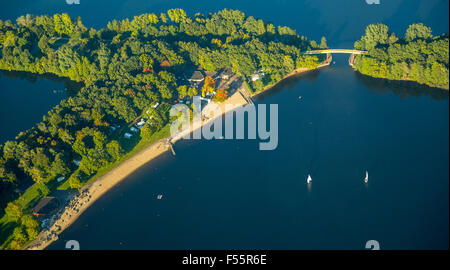 Dans Mansurensee Wolfssee et pont, Sechs-Seen-Platte, Duisburg, Ruhr, Rhénanie du Nord-Westphalie, Allemagne Banque D'Images