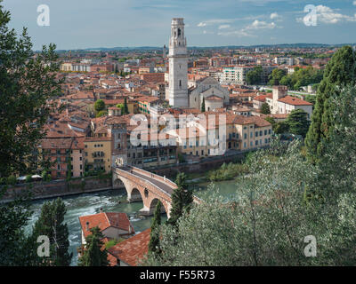 Centre historique, Ponte Pietra pont romain sur l'Adige, la cathédrale de Vérone derrière, Vérone, Vénétie, Italie Province Banque D'Images