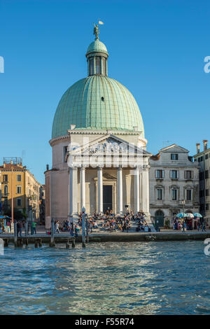 Eglise de San Simeone Piccolo sur Grand Canal, les touristes assis sur les marches, Santa Croce, Cannaregio, Venise, Venezia, Italie Banque D'Images