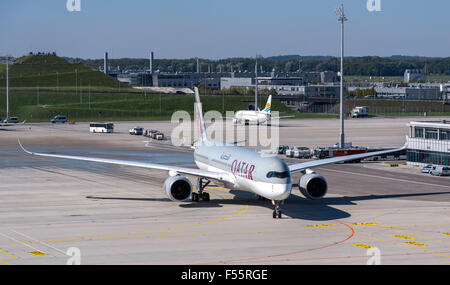 Qatar Airways Airbus A350 XWB sur le tarmac, l'aéroport de Munich, Bavière, Allemagne Banque D'Images