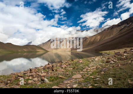 L'Inde, l'Himachal Pradesh, le Spiti, Chandra Taal, Full Moon Lake, tôt le matin, des cairns sur Lake Shore Banque D'Images