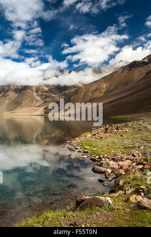 L'Inde, l'Himachal Pradesh, le Spiti, Chandra Taal, Full Moon Lake, Lake Shore tôt le matin Banque D'Images