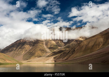 L'Inde, l'Himachal Pradesh, le Spiti, Chandra Taal, Full Moon Lake, tôt le matin, les nuages au-dessus de montagnes environnantes Banque D'Images
