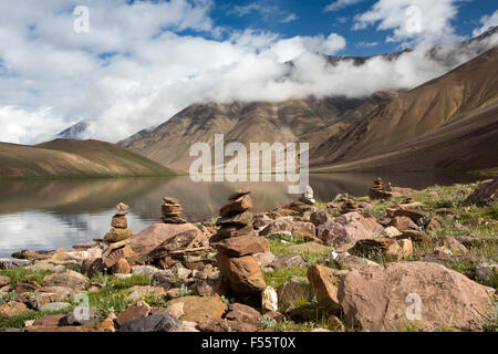 L'Inde, l'Himachal Pradesh, le Spiti, Chandra Taal, Full Moon Lake, tôt le matin, des cairns sur Lake Shore Banque D'Images