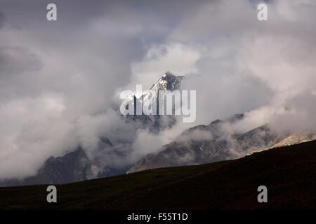 L'Inde, l'Himachal Pradesh, le Spiti, Chandra Bhaga Taal, enneigés des montagnes, vue à travers les nuages au petit matin Banque D'Images