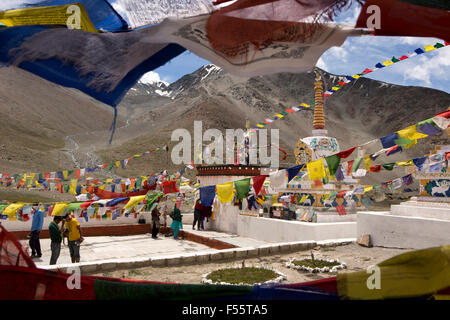 L'Inde, l'Himachal Pradesh, le Spiti, Kunzum La pass, les gens se rendant sur Kunzum Mata Temple entre Lahaul et Spiti Banque D'Images