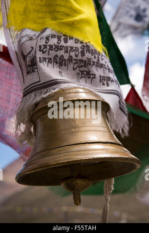 L'Inde, l'Himachal Pradesh, le Spiti, Kunzum La pass, Kunzum Mata Temple cloche en laiton et des drapeaux de prières bouddhistes Banque D'Images