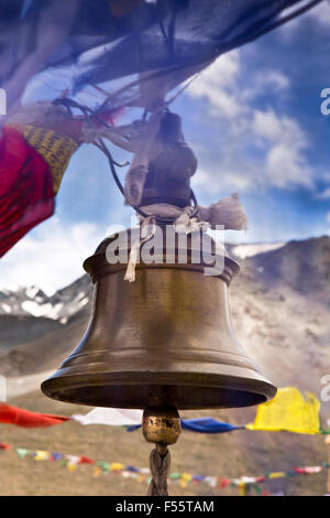 L'Inde, l'Himachal Pradesh, le Spiti, Kunzum La pass, Kunzum Mata Temple cloche en laiton et des drapeaux de prières bouddhistes Banque D'Images