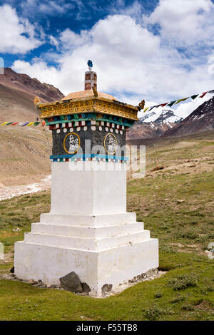 L'Inde, l'Himachal Pradesh, le Spiti, Losar, chorten bouddhiste sur route pour Kunzum La pass Banque D'Images