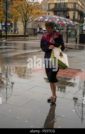 Bradford 28 octobre 2015 une journée très humide dans le Pennine ville de Bradford West Yorkshire © Paul Chambers/Alamy Live News Banque D'Images