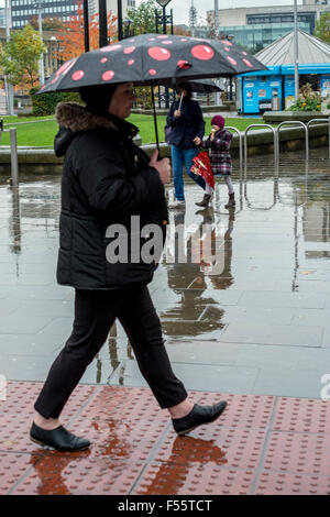 Bradford 28 octobre 2015 une journée très humide dans le Pennine ville de Bradford West Yorkshire © Paul Chambers/Alamy Live News Banque D'Images