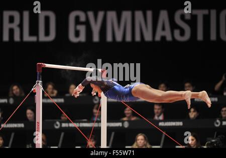 Glasgow, Ecosse, Royaume-Uni. 27 Oct, 2015. Elissa Downie (GBR) manque le bar et s'écrase au sol sur les barres asymétriques. Womens team final. FIG 2015 championnats du monde de gymnastique artistique. SSE Hydro. Glasgow. L'Écosse. UK. 27/10/2015. Credit : Sport en images/Alamy Live News Banque D'Images