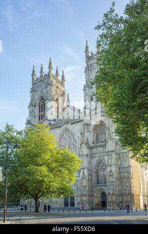 Datant principalement du 12e siècle, la Cathédrale chrétienne (souvent appelé le ministre) à York, en Angleterre. Banque D'Images