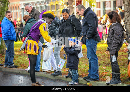 Pete noir donner des cadeaux à un enfant en attente avec son présent sur l'arrivée de Sinterklaas Banque D'Images