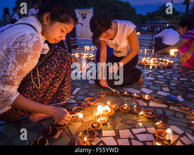 La Division de Yangon, Yangon, Myanmar. 28 Oct, 2015. La lumière des lampes à huile au cours des femmes d'observances Thadingyut Botataung à à Yangon. La Pagode Botataung a été construit par les Môns birmans, une minorité ethnique, à la même époque que fut la pagode Shwedagon, plus il y a 2 500 ans. L'Thadingyut Festival, le Festival d'éclairage du Myanmar, a lieu le jour de pleine lune du mois lunaire birman de Thadingyut. Comme une coutume, c'est tenu à la fin de la carême bouddhique (Vassa). L'Thadingyut festival est la célébration d'accueillir la descente du Bouddha du ciel. (Crédit Image : © Jack Kurtz via ZUMA Wi Banque D'Images