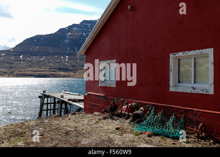 Maison de pêcheur traditionnel le long de la côte Est de l'Islande Eskifjörður Banque D'Images