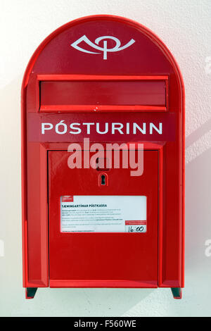 Post box rouge sur un mur de l'Est de l'Islande Eskifjörður Banque D'Images