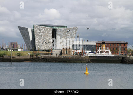 Le SS Nomadic à Hamilton, Dock avec le Titanic Belfast Centre des visiteurs à l'arrière-plan. Banque D'Images