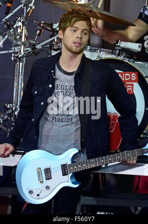 New York, NY, USA. 28 Oct, 2015. Luke Hemmings sur scène pour NBC Today Show Concert avec 5 SECONDES DE L'été, Rockefeller Plaza, New York, NY, le 28 octobre 2015. © Derek Storm/Everett Collection/Alamy Live News Banque D'Images