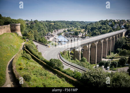 Vue sur le port de Dinan et viaduc de Dinan city wall Banque D'Images