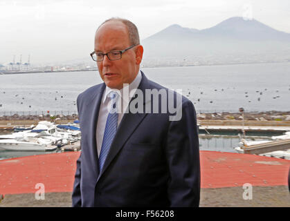 Naples, Italie. 28 Oct, 2015. Le Prince Albert II de Monaco (C) assiste à la présentation de l'exposition à l'Oliver Jude le Castel dell'Ovo de Naples il Principe Alberto di Monaco inaugura la Mostra della sua ex guardia del corpo nel Oliver Jude Castel dell'Ovo di Napoli Crédit : agnfoto/Alamy Live News Banque D'Images