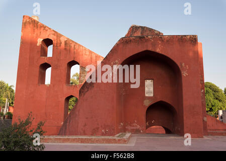 Architecture couleur rouille rouge énorme Jantar Mantar building en octobre 2015 New Delhi, Inde, Asie Banque D'Images