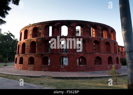 L'observatoire Jantar Mantar 17e siècle vue extérieure complète New Delhi Inde Banque D'Images