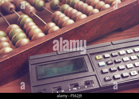 Ancienne en bois boulier et obsolètes calculatrice mathématique Banque D'Images