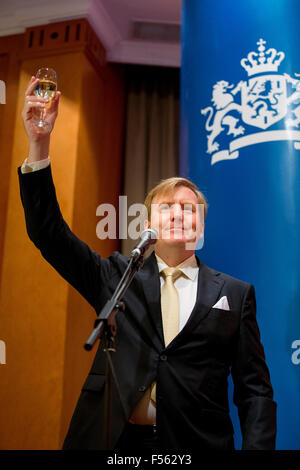 Shanghai, Chine. 28 Oct, 2015. Le roi Willem-Alexander des Pays-Bas assister à une réception à l'hôtel Four Seasons de Shanghai, Chine, 28 octobre 2015. Le Roi et la reine sont en Chine pour une visite d'état de 5 jours. Photo : Patrick van Katwijk - AUCUN FIL - SERVICE/dpa/Alamy Live News Banque D'Images