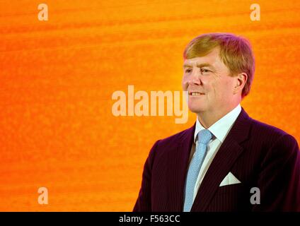 Shanghai, 28-10-2015 SM le Roi Willem-Alexander visite à la Zone de libre-échange SM la Reine Máxima n'est pas présente, elle a une infection rénale et est de retour dans les Pays-Bas 4ème jour de la visite d'Etat de S.M. le Roi Willem-Alexander en Chine du dimanche 25 octobre - Jeudi, Octobre 29, 2015 PRE/Albert Nieboer/Pays-Bas OUT -AUCUN SERVICE DE FIL- Banque D'Images