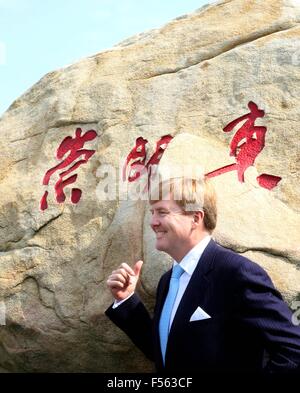 Shanghai, 28-10-2015 SM le Roi Willem-Alexander pour visiter la réserve naturelle nationale de Dongtan Chongming SM la Reine Máxima n'est pas présente, elle a une infection rénale et est de retour dans les Pays-Bas 4ème jour de la visite d'Etat de S.M. le Roi Willem-Alexander en Chine du dimanche 25 octobre - Jeudi, Octobre 29, 2015 PRE/Albert Nieboer/Pays-Bas OUT -AUCUN SERVICE DE FIL- Banque D'Images