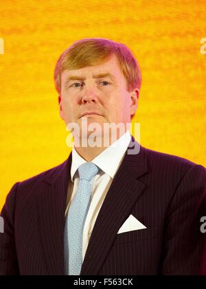 Shanghai, 28-10-2015 SM le Roi Willem-Alexander visite à la Zone de libre-échange SM la Reine Máxima n'est pas présente, elle a une infection rénale et est de retour dans les Pays-Bas 4ème jour de la visite d'Etat de S.M. le Roi Willem-Alexander en Chine du dimanche 25 octobre - Jeudi, Octobre 29, 2015 PRE/Albert Nieboer/Pays-Bas OUT -AUCUN SERVICE DE FIL- Banque D'Images