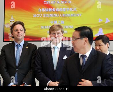 Shanghai, 28-10-2015 SM le Roi Willem-Alexander visite à la Zone de libre-échange SM la Reine Máxima n'est pas présente, elle a une infection rénale et est de retour dans les Pays-Bas 4ème jour de la visite d'Etat de S.M. le Roi Willem-Alexander en Chine du dimanche 25 octobre - Jeudi, Octobre 29, 2015 PRE/Albert Nieboer/Pays-Bas OUT -AUCUN SERVICE DE FIL- Banque D'Images