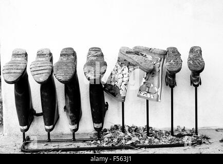 Une collection de bottes sur un rack. Banque D'Images