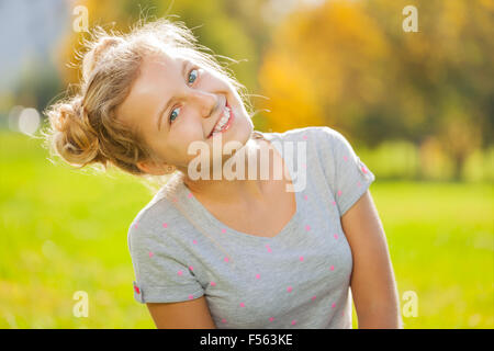 Belle fille blonde close-up view in park Banque D'Images