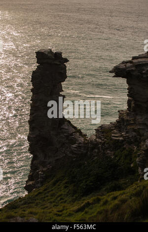 Bloc de pierre, caractéristique des falaises au château de Tintagel, en Cornouailles avec scintillement de la mer en arrière-plan. Banque D'Images