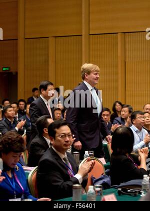 Shanghai, 28-10-2015 SM le Roi Willem-Alexander visite en Chine Executive Leadership Academy SM la Reine Máxima n'est pas présente, elle a une infection rénale et est de retour dans les Pays-Bas 4ème jour de la visite d'Etat de S.M. le Roi Willem-Alexander en Chine du dimanche 25 octobre - Jeudi, Octobre 29, 2015 PRE/Albert Nieboer/Pays-Bas OUT -AUCUN SERVICE DE FIL- Banque D'Images