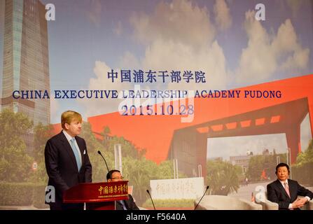 Shanghai, 28-10-2015 SM le Roi Willem-Alexander visite en Chine Executive Leadership Academy SM la Reine Máxima n'est pas présente, elle a une infection rénale et est de retour dans les Pays-Bas 4ème jour de la visite d'Etat de S.M. le Roi Willem-Alexander en Chine du dimanche 25 octobre - Jeudi, Octobre 29, 2015 PRE/Albert Nieboer/Pays-Bas OUT -AUCUN SERVICE DE FIL- Banque D'Images