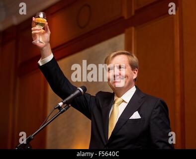 Shanghai, 28-10-2015 SM le Roi Willem-Alexander visite à la Zone de libre-échange SM la Reine Máxima n'est pas présente, elle a une infection rénale et est de retour dans les Pays-Bas 4ème jour de la visite d'Etat de S.M. le Roi Willem-Alexander en Chine du dimanche 25 octobre - Jeudi, Octobre 29, 2015 PRE/Albert Nieboer/Pays-Bas OUT -AUCUN SERVICE DE FIL- Banque D'Images