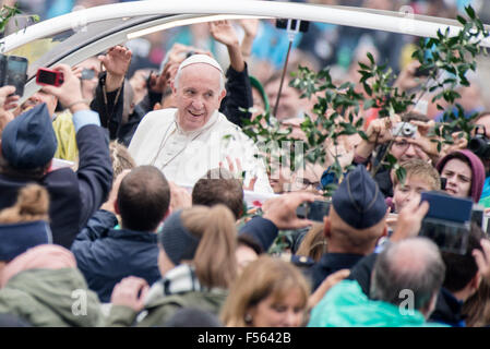 La cité du Vatican. 28 Oct, 2015. Pape Francis utilise son audience générale hebdomadaire pour les relations interconfessionnelles à la place Saint Pierre le 28 octobre 2015 au Vatican. Credit : Massimo Valicchia/Alamy Live News Banque D'Images