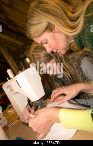 Mère et fille de 10 ans qui prennent part à une mère et sa fille, jour de couture Selborne, près de Alton, Hampshire, Royaume-Uni. Banque D'Images