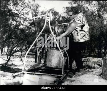 1968 - De retour au bon vieux temps - sa fièvre de l'opale à Lightning Ridge. : c'est un peu comme retourner 50 ans dans le temps tout à l'heure à Lightning Ridge, Australie - pour la ville a été frappée par la fièvre de l'Opale ! Pour un Allemand de 28 ans digger récemment découvert l'une des meilleures trouvailles d'opales dans le domaine pendant un demi-siècle - on a round, et en quelques jours la ruée sur Opel. La population de Lightning Ridge a augmenté rapidement, passant de 50 à 1 500 - un tiers d'entre eux sont mineurs professionnels, et le reste à temps partiel. Réclamations ont été jalonnés, et 434 trous ont été coulés directement vers le bas, allant en profondeur de 10ft à 89ft. Les hommes, fem Banque D'Images