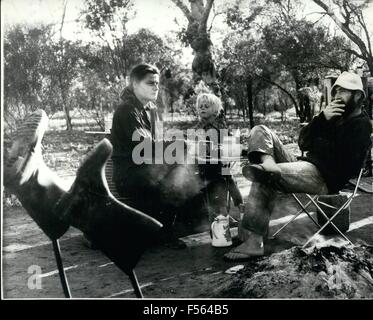 1968 - Retour à la bon vieux jours - sa fièvre de l'opale à Lightning Ridge. C'est un peu comme retourner 50 ans dans le temps tout à l'heure à Lightning Ridge, Australie - pour la ville a été frappée par Feveri Opale. Pour un Allemand de 28 ans digger a découvert l'une des meilleures trouvailles d'opales dans le domaine pendant un demi-siècle - on a round, et en quelques jours la ruée vers l'opale était sur. La population de Lightning Ridge a augmenté rapidement, passant de 500 à 1 500, soit un tiers d'entre eux mineurs professionnels, et le reste à temps partiel. Réclamations ont été jalonnés, et 434 trous ont été coulés directement vers le bas, allant en profondeur de 10ft à 90ft. Les hommes, les femmes, et c Banque D'Images