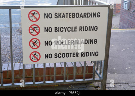 'No Skateboarding' 'pas de bicyclette' 'pas de patin à roues alignées' 'pas de scooter' signe sur la plate-forme de la gare Banque D'Images