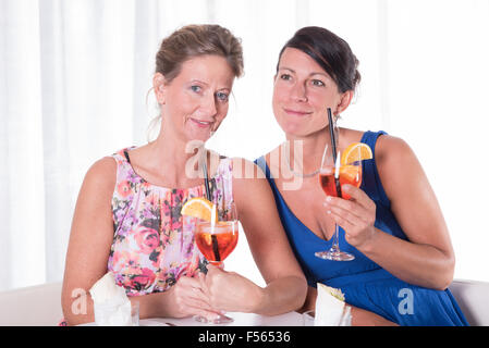 Deux femmes ayant un verre ensemble Banque D'Images