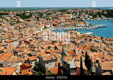 Vieille ville et du port de Rovinj vue depuis le clocher de la basilique Saint Euphémie, Istrie, Croatie Banque D'Images