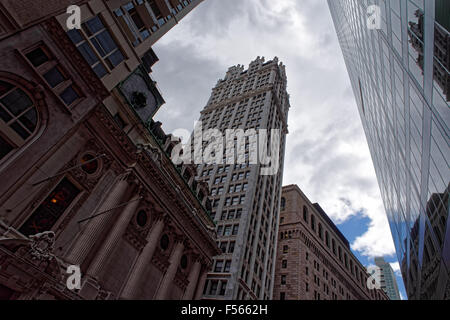 Low angle view of New York City skyscrapers contre ciel nuageux sur Mai 07, 2015, USA Banque D'Images