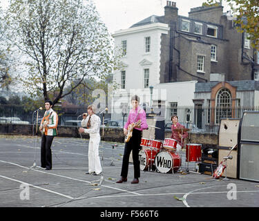 LE groupe rock DE L'OMS au Royaume-Uni filmant un court set en direct pour la télévision allemande au siège du Duke of York, Chelsea, Londres, 12 novembre 1966. De gauche à droite : John Entwistle, Roger Daltrey, Pete Townsend, Keith Moon. Photo Tony Gale Banque D'Images