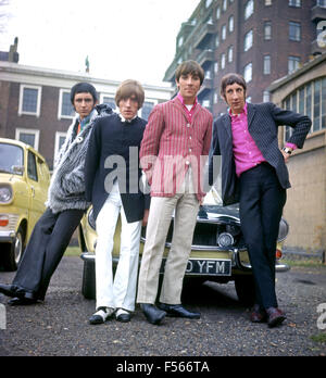 LE groupe rock DE L'OMS au Royaume-Uni pendant une pause dans le tournage d'un court tournage en direct pour la télévision allemande au siège du Duc de York, Chelsea, Londres, 12 novembre 1966. De gauche John Entwistle, Roger Daltrey, Keith Moon, Pete Townshend. Photo Tony Gale Banque D'Images