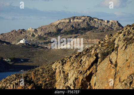 Le château médiéval de Myrina et chapelle Saint Nicolas au premier plan vu de Platy région. L'île de Lemnos, Grèce Banque D'Images